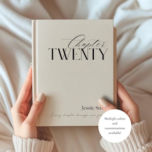 Puede incluir: Un libro de tapa dura de color crema con el texto negro Chapter TWENTY, el nombre Jessie Sm y la frase Every chapter brings new growth. La cubierta tiene un acabado limpio y suave con una tipografía elegante centrada en el panel frontal.