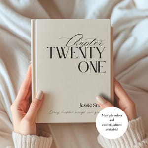 Puede incluir: Un libro de tapa dura de color crema con texto negro en la portada. El texto dice Chapter TWENTY ONE, Jessie Sm y Every chapter brings new gro. El libro tiene un acabado mate suave y un diseño limpio y minimalista.