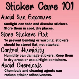 Może przedstawiać: R&oacute;żowo-biała grafika z czarnym tekstem opisującym, jak dbać o naklejki. Tekst brzmi: "Sticker Care 101", "Unikaj ekspozycji na słońce", "Przechowuj naklejki płasko", "Kontroluj wilgotność" i "Unikaj chemikali&oacute;w".