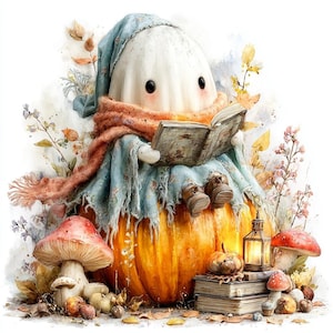 Op de afbeelding: Een witte geestfiguur met zwarte ogen, gekleed in een blauwe mantel met capuchon en een oranje sjaal, zittend op een grote oranje pompoen terwijl deze een open boek leest. De sc&egrave;ne bevat roodhoofdige paddenstoelen en een lantaarn.