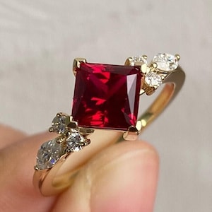 Anillo de bodas con rubí de talla princesa en acabado de oro amarillo de 14 quilates, Regalos para ella, Anillo de aniversario, Regalo para mamá, Piedra de nacimiento de julio, Mini anillo de compromiso
