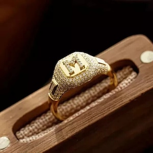 Anillo para hombre con inicial personalizada de diamante M de corte redondo de 2,00 quilates creado en laboratorio, Acabado en oro amarillo de 14 quilates, Hip hop, Anillo de diamantes ostentoso de hip hop