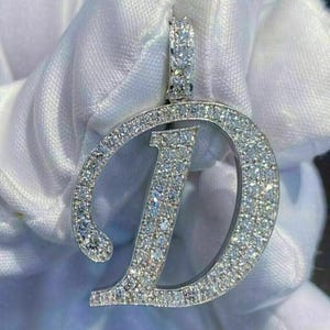 Colgante personalizado con letra D de diamante de talla redonda de 2 quilates, colgante con nombre personalizado para hombre en plata de ley 925, colgante con acabado helado, regalo para él o para ella