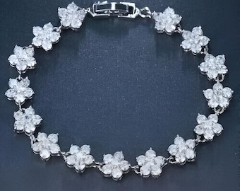 Flower Tennis Bracelet, Round Cut Cubic Zirconia diamond Diamond Bracelet for Women&#39;s 14K White Gold Bracelet, Dainty Women Bracelet