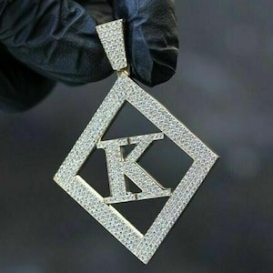 Colgante con letra K de diamante de talla redonda de 2 quilates, colgante con nombre personalizado para hombre, plata de ley 925, colgante con acabado helado, regalo para él o para ella