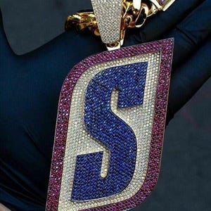 Colgante personalizado con letra S y diamante multicolor redondo, colgante con nombre personalizado para hombre en plata de ley 925, colgante con acabado helado, regalo para él o para ella