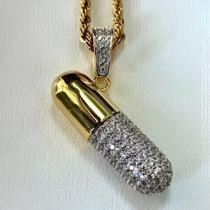 Pingente de cápsula, diamante de zircônia cúbica de corte redondo de 2 quilates, banhado a ouro amarelo 14 K, presente para homens, prata esterlina 925, pingente de charme, pingente masculino