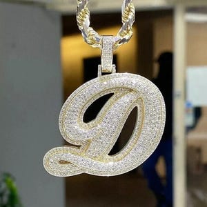 Colgante personalizado con letra D de diamante de talla redonda de 2 quilates, colgante con nombre personalizado para hombre en plata de ley 925, colgante con acabado helado, regalo para él o para ella