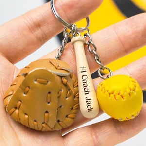 Kundenspezifischer Baseballspieler-Schlüsselbund-Personalisierter Team-Logo-Taschenanhänger, Geschenk für Athleten, Groomsmen Andenken Sportfans, einzigartige Rucksack-Schlüsselanhänger