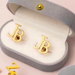 Gemelos con inicial personalizados para padrinos de boda, gemelos con inicial chapados en oro, regalo perfecto de agradecimiento para el padrino, regalo para el Día del Padre o regalo de aniversario.