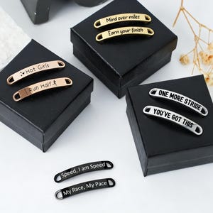 Personalisierter Marathonlauf Schuhanhänger, benutzerdefinierte Metall Schnürsenkel ID Charms, Edelstahl Spitze Charm, Geschenk für Läufer, Läufer Gruppe Geschenk