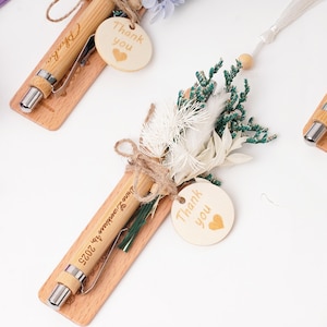 Puede incluir: Un letrero de madera rústico con la frase "Welcome to our home" en un estilo manuscrito. El letrero rectangular tiene un acabado envejecido y un diseño sencillo y acogedor, ideal para interiores o exteriores.