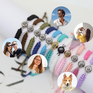 Puede incluir: Un conjunto de 10 pulseras de amistad coloridas con dijes plateados. Cada pulsera está hecha de cordón trenzado y presenta un dije redondo con un inserto de vidrio transparente. Los dijes están diseñados para contener una pequeña foto o mensaje.