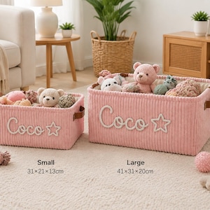 Peut inclure: Deux paniers de rangement rectangulaires en velours c&ocirc;tel&eacute; rose avec des poign&eacute;es en cuir marron. Chaque panier porte le nom Coco et une &eacute;toile brod&eacute;s en blanc. Le petit panier mesure 31x21x13cm et le grand panier mesure 41x31x20cm.