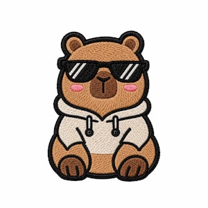 Peut inclure: Un écusson brodé représentant un capybara marron portant des lunettes de soleil noires et un sweat à capuche blanc. Le capybara a de petites joues roses et des pattes marron foncé. Le motif est entouré d'une bordure noire épaisse.