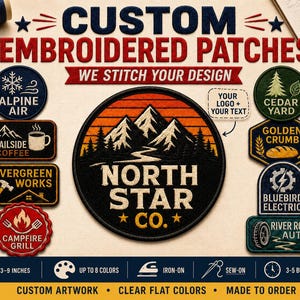 Può includere: Una collezione di toppe ricamate personalizzate con vari disegni e testi, tra cui North Star Co., Alpine Air, Trailside Coffee, Evergreen Works, Campfire Grill, Cedar Yard, Golden Crumb, Bluebird Electric e River Rock Auto.