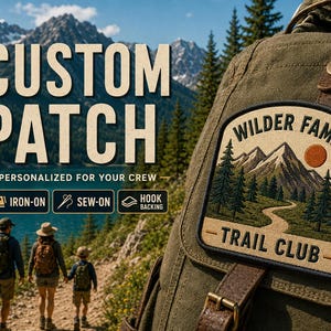 Può includere: Una toppa ricamata personalizzata fissata su uno zaino in tela verde oliva. La toppa raffigura un paesaggio montano con pini, un sentiero tortuoso e un sole, con il testo WILDER FAMILY TRAIL CLUB. Le icone indicano opzioni termoadesive, da cucire o a strappo.