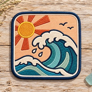 Pode incluir: Um emblema bordado quadrado com um sol estilizado com raios cor de laranja e centro amarelo, sobre um fundo cor de pêssego. Abaixo, uma grande onda oceânica que se curva em tons de azul e azul-petróleo com cristas de espuma branca.