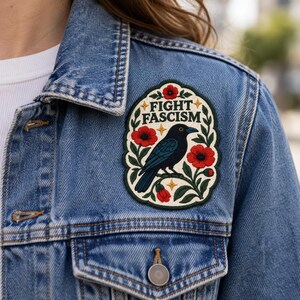 Parche contra el fascismo, parche bordado de cuervo, parche termoadhesivo floral de cuervo, parche con mensaje antifascista para chaqueta o mochila.