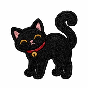 Könnte beinhalten: Ein gestickter Aufnäher in Form einer schwarzen Katze mit geschwungenem Schwanz, rosa Innenohren und einer rosa Nase. Die Katze hat geschlossene Augen, ein kleines Lächeln und trägt ein rotes Halsband mit einer goldenen Glocke am Hals.
