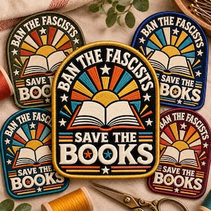 Może przedstawiać: Pięć haftowanych naszywek z centralnym motywem otwartej książki na tle promieni słonecznych. Napis BAN THE FASCISTS oraz SAVE THE BOOKS jest wyhaftowany białą nicią. Każda naszywka ma unikalną kolorystykę, w tym czarny, oliwkowy, niebieski i czerwony.