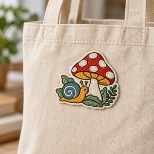 Toppa ricamata a forma di fungo e lumaca, toppa stile cottagecore a tema bosco, toppa termoadesiva a tema natura per giacca, zaino e cappello.