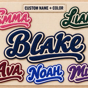 Puede incluir: Una colección de seis parches bordados con nombres en varios colores, incluyendo rosa, verde oscuro, azul marino, granate, azul brillante y morado. Cada parche presenta una fuente cursiva con un borde blanco. El texto CUSTOM NAME + COLOR es visible.
