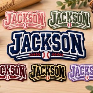 Puede incluir: Seis parches bordados con el nombre JACKSON en una fuente de estilo universitario. Cada parche incluye un gráfico de béisbol en la parte inferior central. Los parches están disponibles en colores rosa, verde oliva, azul marino, granate, negro y morado claro.