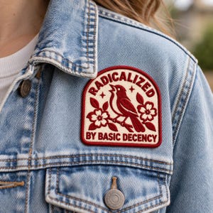 Toppa "Radicalizzato da Basic Decency", toppa ricamata politica, toppa termoadesiva con uccello per la giustizia sociale, toppa per giacca e zaino da attivista.