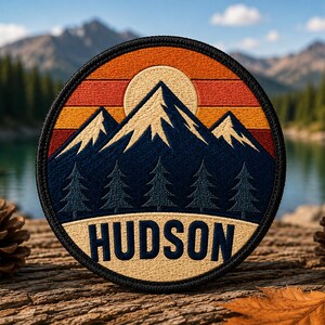Patch bordado personalizado com nome e tema de montanha, para costurar ou passar a ferro, ideal para mochilas, jaquetas, bonés, equipamentos de trilha e camping.