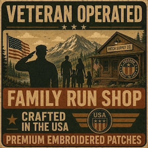 Puede incluir: Un letrero rectangular con est&eacute;tica vintage que incluye el texto VETERAN OPERATED, FAMILY RUN SHOP, CRAFTED IN THE USA y PREMIUM EMBROIDERED PATCHES. La ilustraci&oacute;n muestra a un soldado saludando, una familia, monta&ntilde;as y una tienda.
