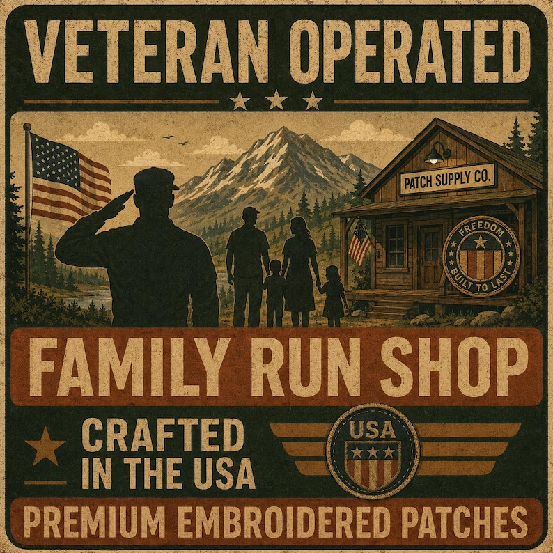 Puede incluir: Un letrero rectangular con est&eacute;tica vintage que incluye el texto VETERAN OPERATED, FAMILY RUN SHOP, CRAFTED IN THE USA y PREMIUM EMBROIDERED PATCHES. La ilustraci&oacute;n muestra a un soldado saludando, una familia, monta&ntilde;as y una tienda.