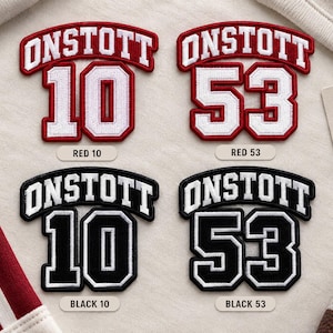 Puede incluir: Cuatro parches universitarios bordados con el nombre ONSTOTT en letras blancas sobre un fondo curvo, junto a los números 10 o 53. Dos parches tienen fondo rojo y dos fondo negro, cada uno con contornos de números en color blanco.