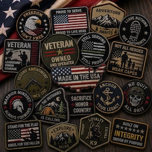 Puede incluir: Una colecci&oacute;n de parches bordados con diversos dise&ntilde;os, incluyendo banderas estadounidenses, temas militares, paisajes al aire libre y lemas patri&oacute;ticos como 'Veteran Owned and Operated', 'Made in the USA' y 'Sacrifice Honor Country' sobre una superficie oscura.