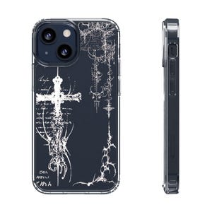 Puede incluir: Funda transparente para teléfono con fondo azul oscuro y diseño de cruz blanca. La funda presenta intrincados dibujos lineales blancos y texto japonés en la parte inferior. La funda del teléfono se muestra desde el frente y de lado.