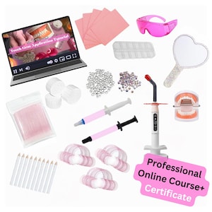 Op de afbeelding: Een verzameling gereedschappen en benodigdheden voor het aanbrengen van tandjuwelen, waaronder een laptop met een tutorial, roze veiligheidsbrillen, een hartvormige spiegel en diverse tandheelkundige instrumenten. De afbeelding bevat ook een bord met de tekst "Professional Online Course+ Certificate".