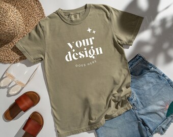 Maqueta Khaki Comfort Colors 1717 / Maqueta de camiseta / Maqueta de colores cómodos / Maqueta Flatlay / Colección Sunny Styled