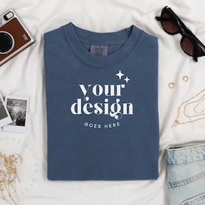 Blauwe Jean Comfort kleuren 1717 mockup | Gevouwen T-shirtmodel | Comfortkleurenmodel | Flatlay-mockup | Gevouwen luxe linnencollectie