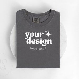 Mockup grijs comfortkleuren 1717 | Mockup gevouwen T-shirt | Comfortkleurenmodel | Flatlay-mockup | Uniseks opgevouwen mock-ups