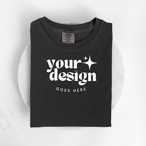 Peper Comfort Kleuren 1717 Mockup | Opgevouwen T-shirt Mock Up | Comfortkleurenmodel | Flatlay-mockup | Unisex-gevouwen mockups