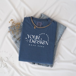 Blauwe Jean Comfort kleuren 1717 mockup | Gevouwen T-shirtmodel | Comfortkleurenmodel | Flatlay-mockup | Gestyleerde gevouwen collectie