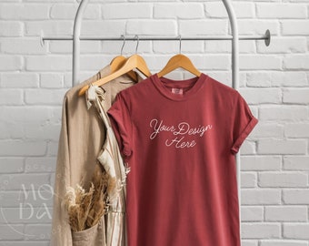 Crimson Comfort Colors 1717 Mockup | T-shirt Mockup | Comfort Colors Mockup | Hängande Mockup | Modern klädställningskollektion