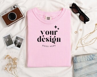 Blossom Comfort Colors 1717 Maquette | Maquette de t-shirt pliée | Maquette de couleurs de confort | Maquette Flatlay | Collection de linge de luxe plié