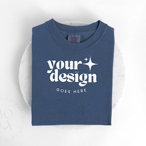 Mockup jeansblauw comfortkleuren 1717 | Mockup gevouwen T-shirt | Comfortkleurenmodel | Flatlay-mockup | Uniseks opgevouwen mock-ups