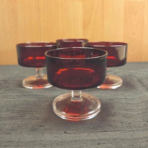 Vintage Luminarc Rubinglas Dessertgläser – Set aus 4 | Arcoroc France, 1970er, rote Glas-Coupes, französisches Pressglas