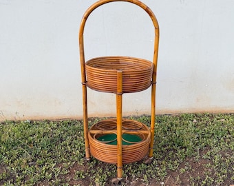Carrito de bar circular de bambú de mediados de siglo, fabricado en Italia en la década de 1960.