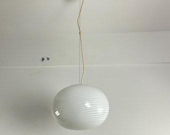 Puede incluir: Una lámpara colgante redonda de vidrio blanco con nervaduras, que cuelga de un techo blanco.
