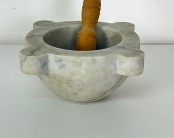 Moździerz z włoskiego marmuru karraryjskiego i tłuczek z drewna bukowego, lata 60. XX wieku