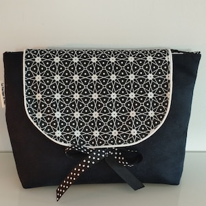 Trousse maquillage suédine noire et coton graphique avec 6 compartiments pour pinceaux et trousse zippée pour maquillage. Modèle MAKE-UP