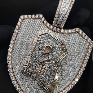 Colgante de letra helada personalizado / Collar de diamantes con diseño de escudo / Charm de moissanita redonda y baguette / Joyería hip hop personalizada